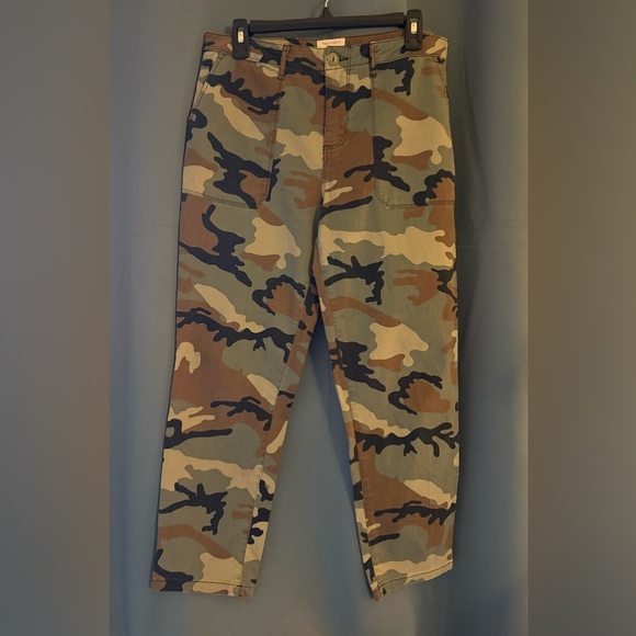 Sanctuary Pants - Sanctuary Camo Surplus Pants – Size 30
✨ Super Soft & Stylish ✨